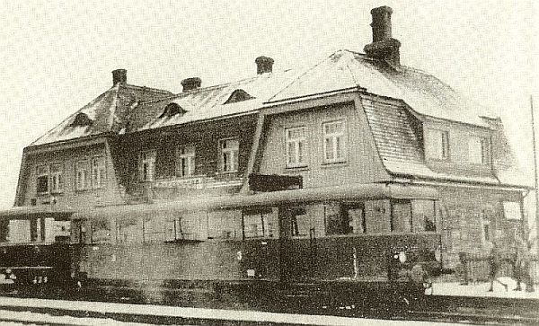 Windbergbahn - Dieseltriebwagen VT 766 - Im Bahnhof Possendorf