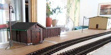 Bahnhof Bannewitz - Anlagenaufbau - Rund um den Bahnsteig - Der alte Postschuppen mit dem Wagenkasten daneben.