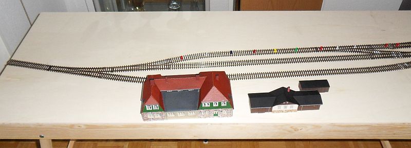 Bahnhof Possendorf - Anlagenplanung - Anlage mit Geb&auml;uden und Gleisen - Giebelseite - Richtung Nebengeb&auml;ude