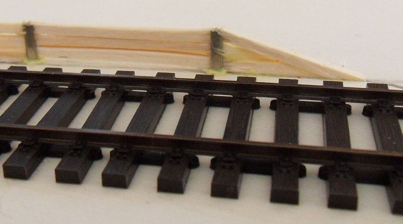 Bahnhof H&auml;nichen (Goldene H&ouml;he) - Anlagenaufbau - Bahnsteigkante mit H&ouml;lzern