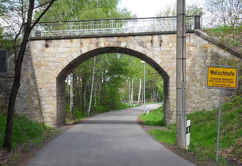 Bahnhof Hänichen (Goldene Höhe) - Anlagenaufbau - Straßenbrücke original