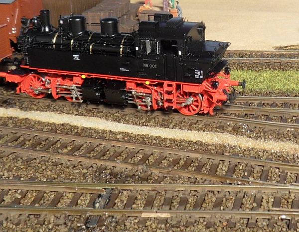 Bahnhof Possendorf - Gleisverlegung - Schotter und Farbgebung - Weichenstra&szlig;e