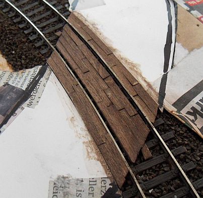 Strecke von Hänichen nach Possendorf - Anlagenaufbau - Bahnübergang - Holz gefärbt