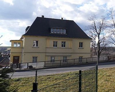 Strecke von Hänichen nach Possendorf - Gebäude - Wohnhaus Kohlenhandel am Bahnübergang Possendorf - Blick aus Richtung Empfangsgebäude über die Fernverkehrsstraße