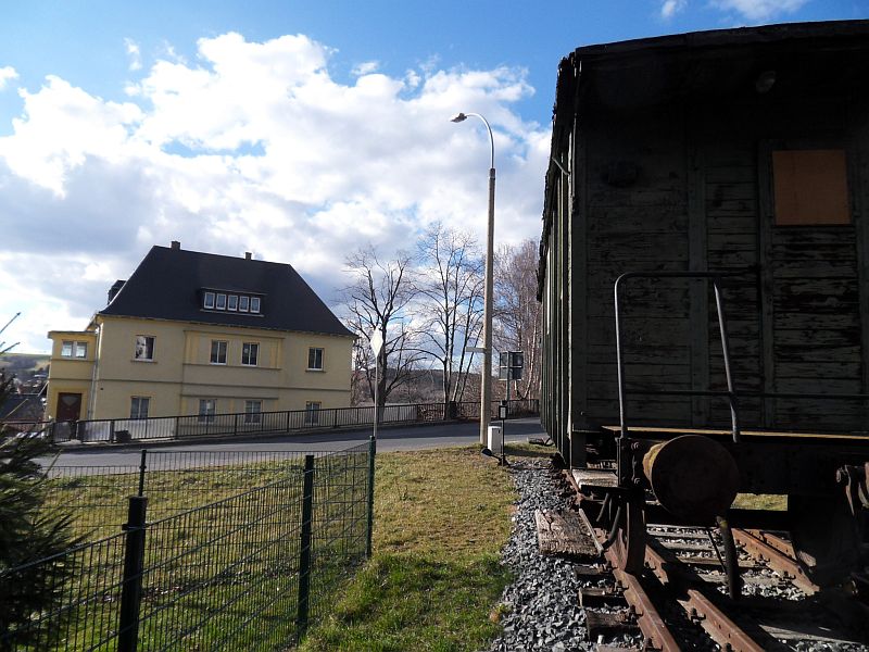 Strecke von Hänichen nach Possendorf - Gebäude - Wohnhaus Kohlenhandel am Bahnübergang Possendorf - Blick aus Richtung Empfangsgebäude über die Fernverkehrsstraße