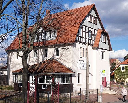 Bahnhof Bannewitz - Gebäude - Bahnhofsrestaurant - Zustand 2014 mit zugebauten Balkon.