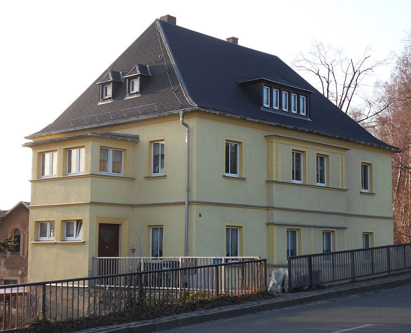 Strecke von Hänichen nach Possendorf - Gebäude - Wohnhaus Kohlenhandel am Bahnübergang Possendorf - Blick aus südlicher Richtung auf den Eingangsbereich