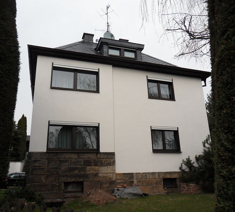 Strecke von Hänichen nach Possendorf - Gebäude - Wohnhaus Gärtnerei am Bahnübergang Possendorf - Modernisierte Straßenseite heute