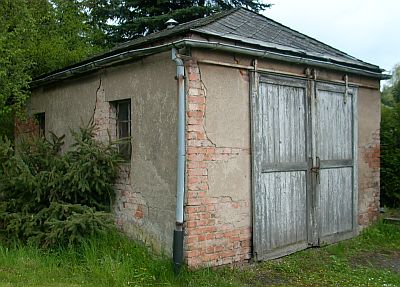 Strecke von Hänichen nach Possendorf - Gebäude - Geräteschuppen Gärtnerei am Bahnübergang Possendorf - Aktueller Originalzustand