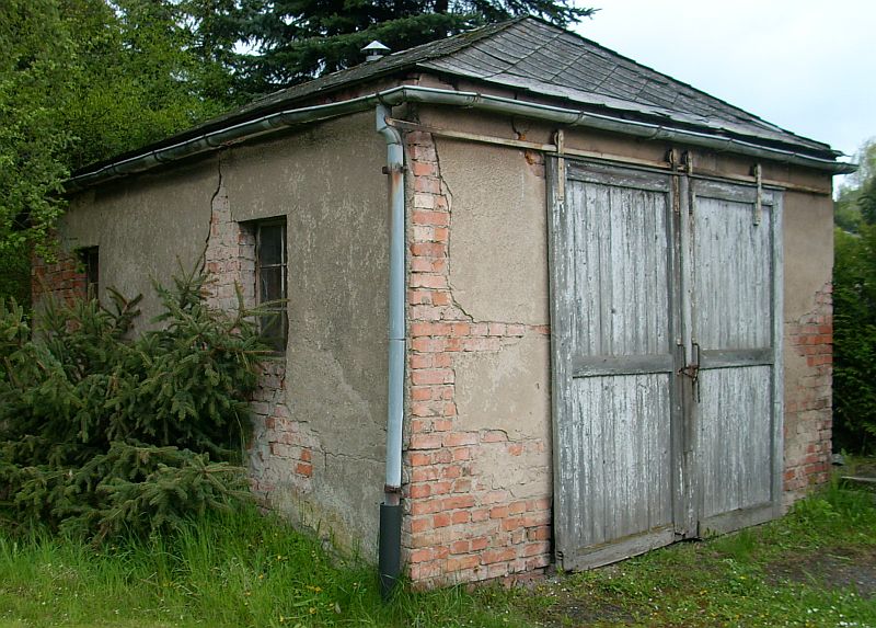 Strecke von Hänichen nach Possendorf - Gebäude - Geräteschuppen Gärtnerei am Bahnübergang Possendorf - Heute noch im Originalzustand