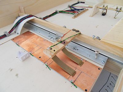 Bahnhof Bannewitz - Anlagenaufbau - Verkabelung - Die Stromversorgung der Schiebeb&uuml;hne schaltet auch das entsprechende Gleis zu.