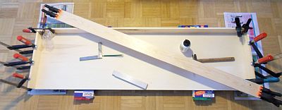 Bahnhof Bannewitz - Anlagenaufbau - Rohbau der Segmentrahmen - Erste Klebungen des linken Segmentrahmens.