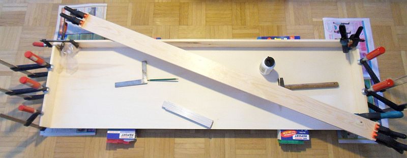 Bahnhof Bannewitz - Anlagenaufbau - Rohbau der Segmentrahmen - Erste Klebungen des linken Segmentrahmens