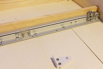 Bahnhof Bannewitz - Anlagenaufbau - Mechanischer Aufbau der Schiebeb&uuml;hne - Aluschiene als Laufbahn f&uuml;r die Schiebeb&uuml;hne.