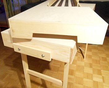 Bahnhof Bannewitz - Anlagenaufbau - Anbau der F&uuml;&szlig;e und Steckverbindung der Segmente - Steckverbindung zwischen beiden Segmenten.