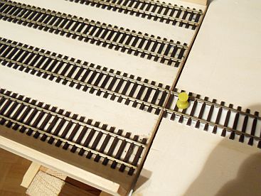 Bahnhof Bannewitz - Anlagenaufbau - Verlegung der Gleise im Speicherbahnhof - Gleis&uuml;bergang zum Stumpfgleis am Anlagenende.