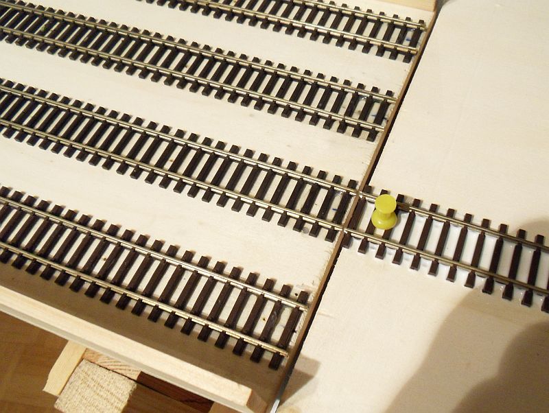 Bahnhof Bannewitz - Anlagenaufbau - Verlegung der Gleise im Speicherbahnhof - Gleis&uuml;bergang zum Stumpfgleis am Anlagenende