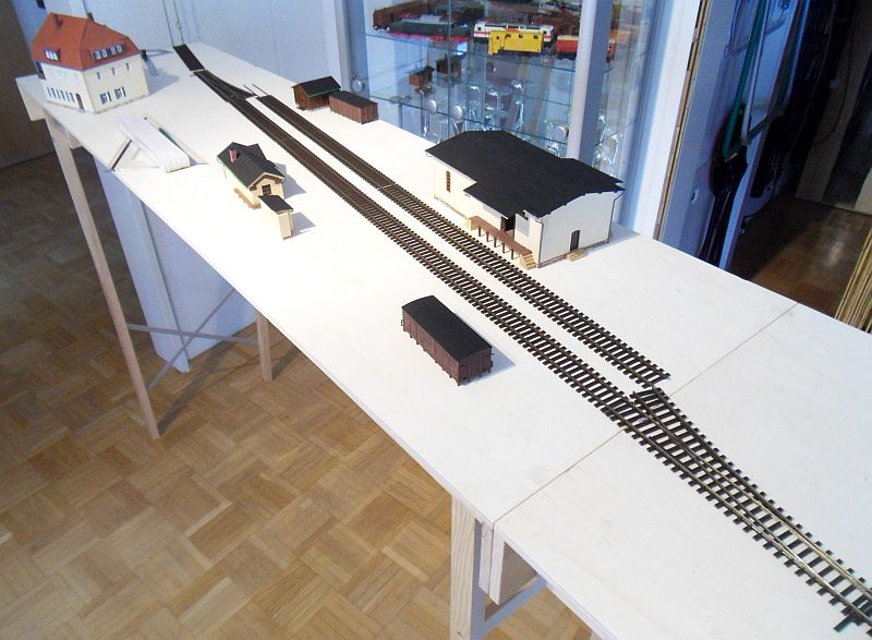 Bahnhof Bannewitz - Anlagenaufbau - Erste Stellprobe der Geb&auml;ude - Blick auf die Gleisseite des G&uuml;terschuppens