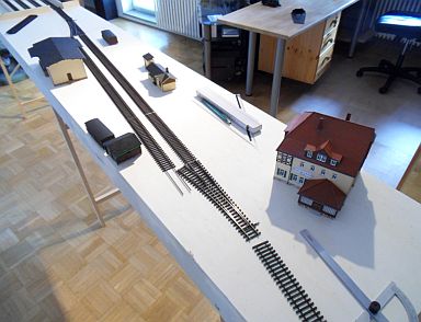 Bahnhof Bannewitz - Anlagenaufbau - Erste Stellprobe der Geb&auml;ude - Blick auf die Gleisseite des Bahnhofsrestaurants und der Wartehalle.