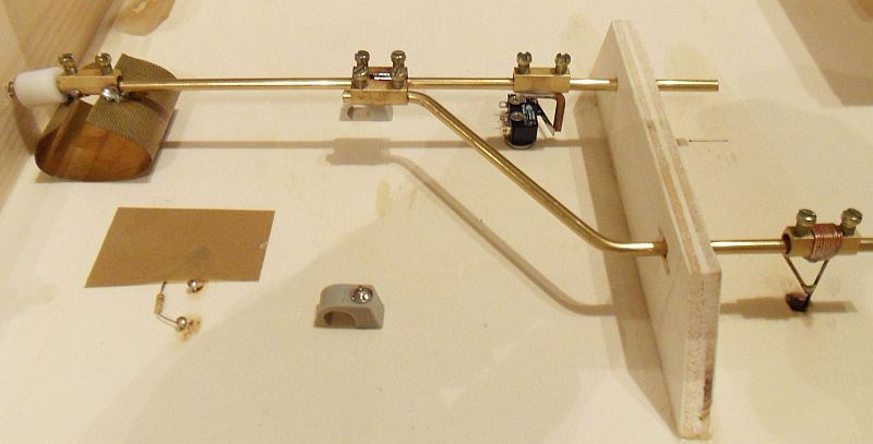Bahnhof Bannewitz - Anlagenaufbau - Mechanischer Weichenantrieb - Der Antrieb f&uuml;r Weiche 2 ist versetzt angeordnet.