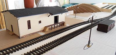 Bahnhof Bannewitz - Anlagenaufbau - Rund um den Bahnsteig - Das Ladestrassengleis mit G&uuml;terschuppen. Der Wagenkasten steht noch auf dem Bahnsteig.