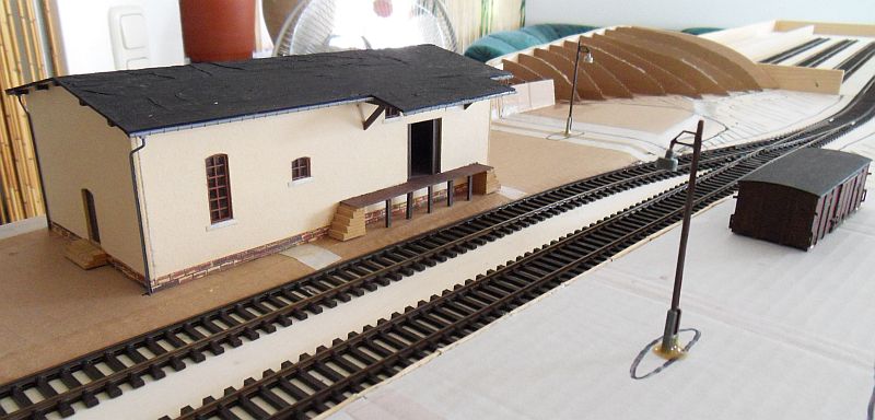 Bahnhof Bannewitz - Anlagenaufbau - Rund um den Bahnsteig - Das Ladestrassengleis mit G&uuml;terschuppen. Der Wagenkasten steht noch auf dem Bahnsteig.