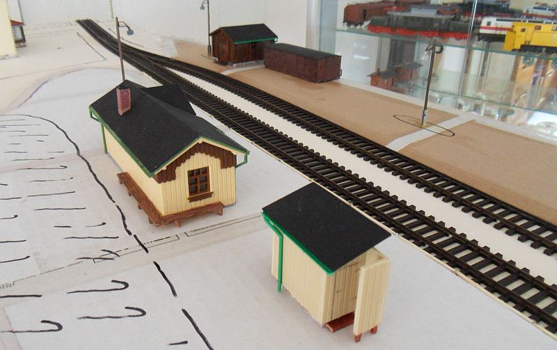 Bahnhof Bannewitz - Anlagenaufbau - Rund um den Bahnsteig - Wartehalle Bannewitz mit Freiabtritt. Hinten der Postschuppen mit Wagenkasten.