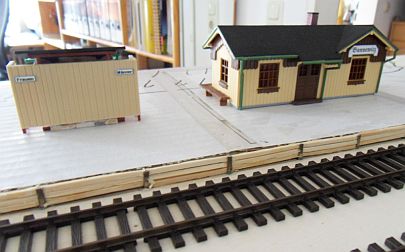 Bahnhof Bannewitz - Anlagenaufbau - Rund um den Bahnsteig - Die Bahnsteigkante aus Schienenst&uuml;cken und eingeschobenen Holzbalken.