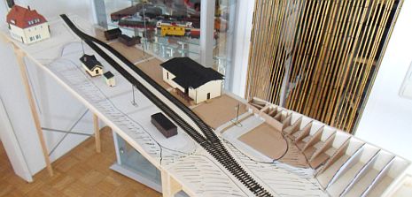 Bahnhof Bannewitz - Anlagenaufbau - Rund um den Bahnsteig - Blick auf den Bahnhof aus nord&ouml;stlicher Richtung.