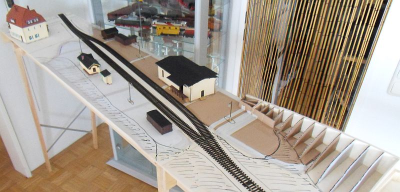 Bahnhof Bannewitz - Anlagenaufbau - Rund um den Bahnsteig - Blick auf den Bahnhof aus nord&ouml;stlicher Richtung.